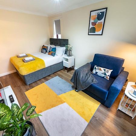 Grange Studio Apartment - Heathrow Staines-upon-Thames ภายนอก รูปภาพ