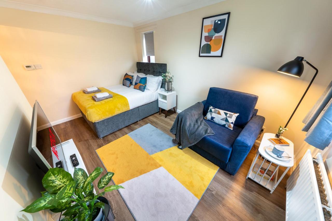 Grange Studio Apartment - Heathrow Staines-upon-Thames ภายนอก รูปภาพ
