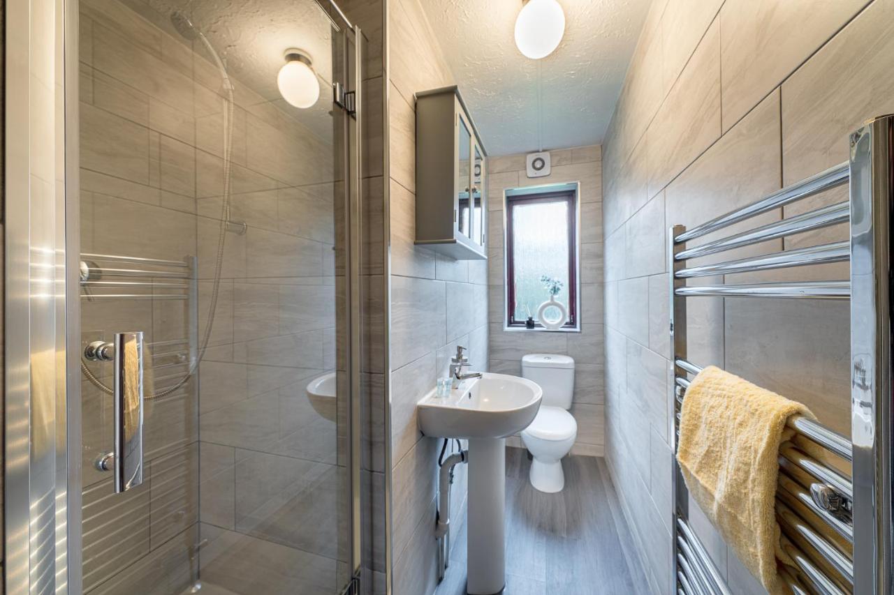 Grange Studio Apartment - Heathrow Staines-upon-Thames ภายนอก รูปภาพ