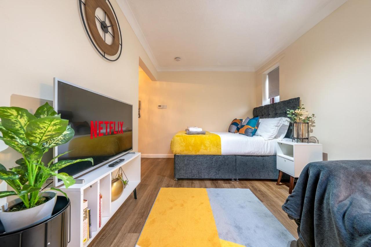 Grange Studio Apartment - Heathrow Staines-upon-Thames ภายนอก รูปภาพ