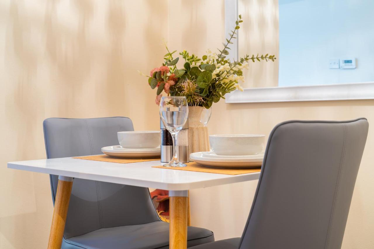 Grange Studio Apartment - Heathrow Staines-upon-Thames ภายนอก รูปภาพ