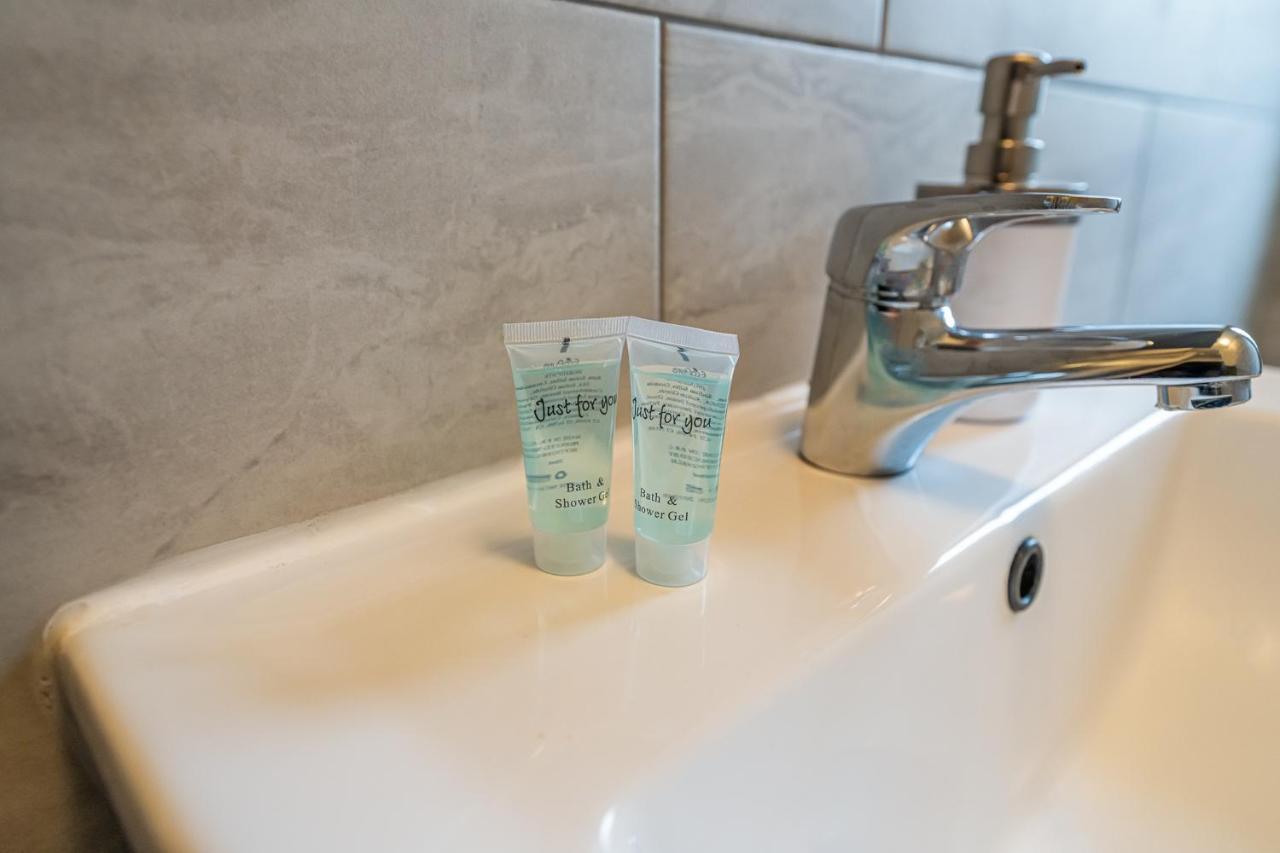 Grange Studio Apartment - Heathrow Staines-upon-Thames ภายนอก รูปภาพ