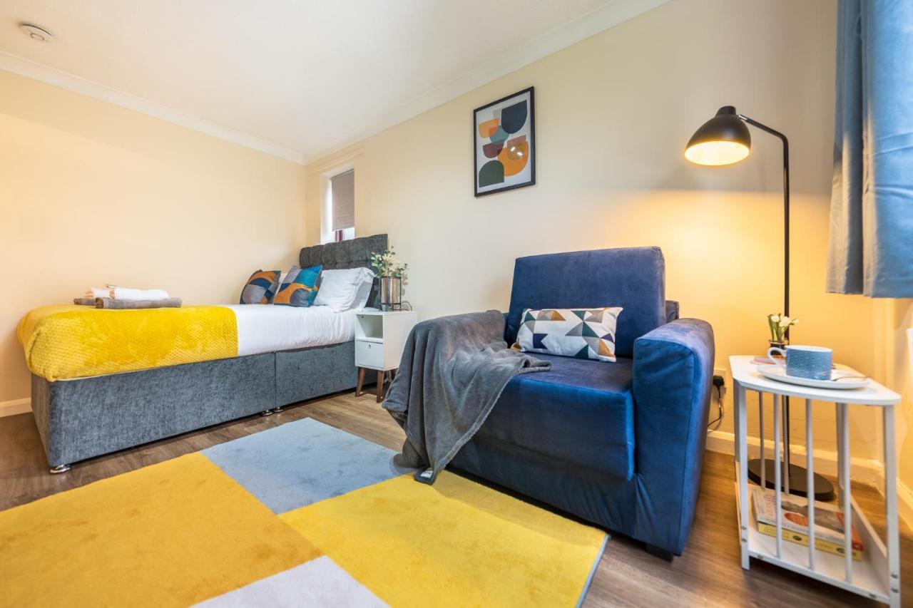 Grange Studio Apartment - Heathrow Staines-upon-Thames ภายนอก รูปภาพ